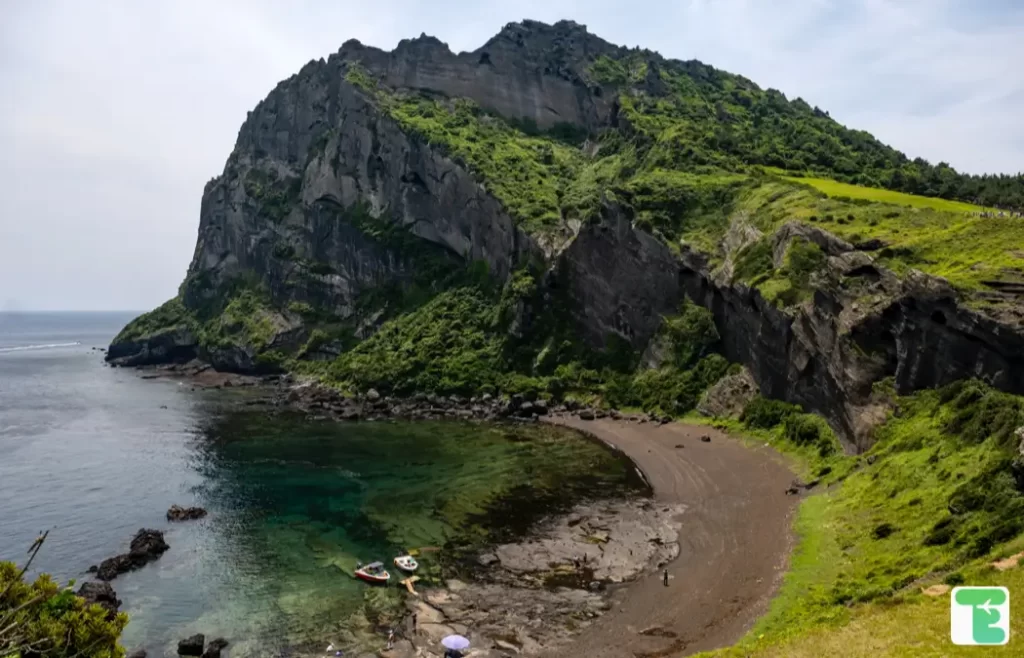 Seongsan Ilchulbong é Um Ponto Turístico Que Turistas Gostam De